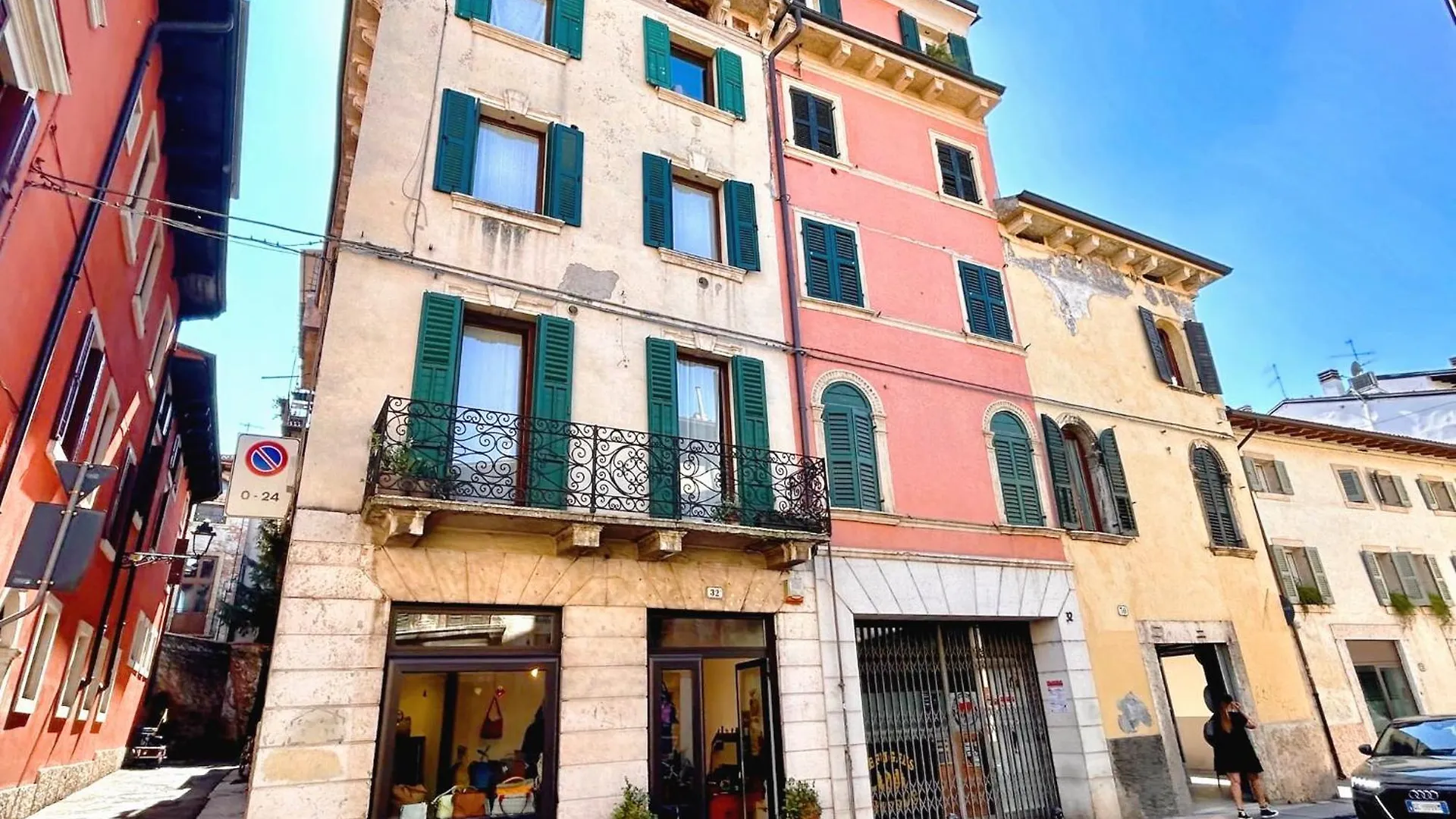 Central Elegant Apartment In Verona Italy